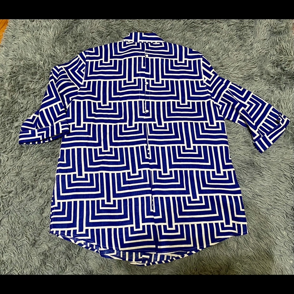 💙Chico’s blue no-iron geometric linen button down - Picture 6 of 7